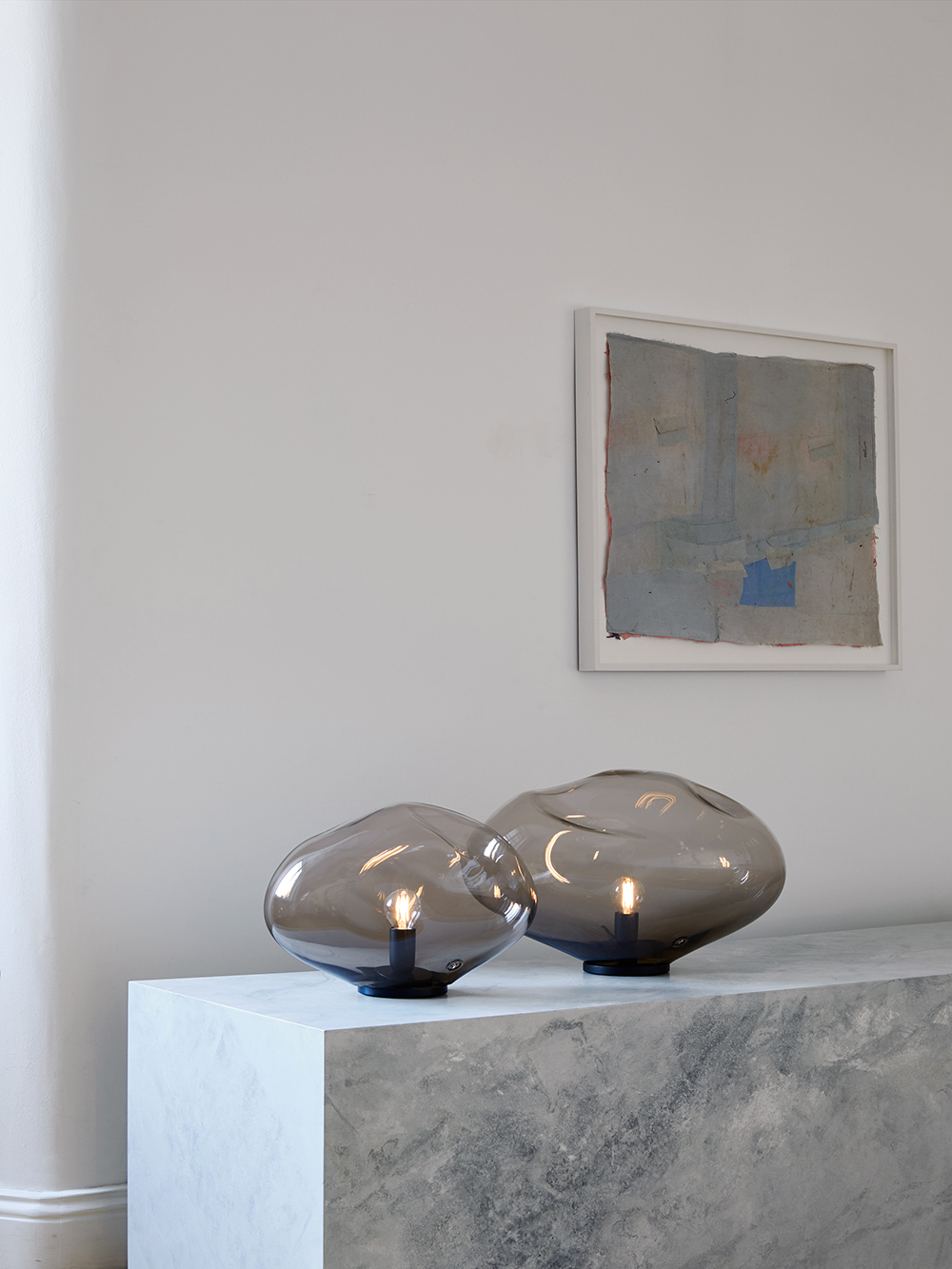 Organisch geformte Leuchtkörper die ein Hauch von Poesie versprühen. Die elegante Designer Tischleuchte aus Glas HAUMEA AMORPH von ELOA – Unique Lights versprüht durch ihre weiche amorphe Form das Gefühl von Leichtigkeit. Das hochwertige Accessoire aus Glas ergänzt Interieur auf poetische Art und Weise.