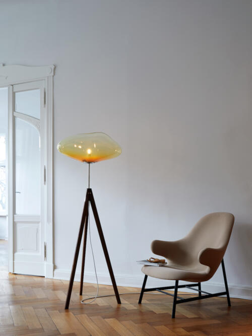 STATIX von ELOA – Unique Lights ist eine extravagante Designer Stehleuchte mit einem amorph geformten Glaskörper. Sie erzeugt weiches Ambientelicht und bietet damit eine einladende atmosphärische Lichtqualität.